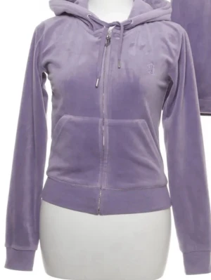 Juciy couture kofta - säljer då de ej kommer till användning, lite slitna kan jag medge, men jätte skön. riktiga. finns byxor att köpa med oxå