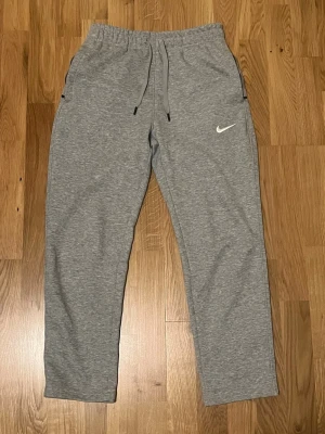 Nike Mjukisbyxor Straightleg - Hej, säljer nu mina as snygga straightleg mjukisbyxor. Riktigt sköna och snygga. Hör av er vid minsta lilla fundering!