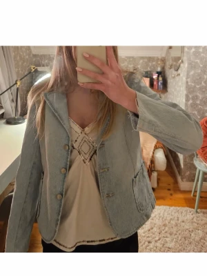 Ljusblå jeansjacka - Säljer en jättefin ljusblå jeansjacka i storlek S från x-Mail. Den sitter dock mer som en Xs💕