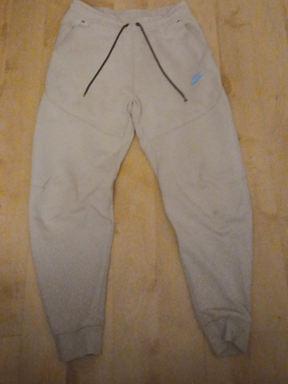 Beige mjukisbyxor från Nike med snörning