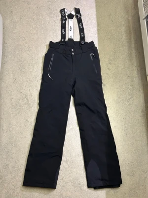 Täckbyxor - Snygga och varma täckbyxor till vintrar med mycket snö och kyla!! Inga större defekter!! Skriv vid fler frågor!!😁