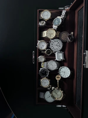 Massor med klockor , parti av klockor , del av samling , fynd , billigt - Bilderna visar en samling armbandsur i en klocklåda.allt ingår förutom klocklådan