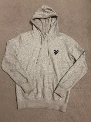 Comme des garcons hoodie - Säljer en stilren Comme de garcons hoodie.
