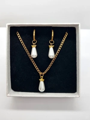 Stilrena örhängen och halsband  - Stilrena örhängen och halsband inspirerade av Maria Nilsdotter. Material-rostfritt stål. Örhängen längd-3,7cm, halsband längd-40cm. ☝️Vid köp ingår två extra berlocker som kan bytas ut, då själva hänget är ömtåligt och känsligt för stötar.