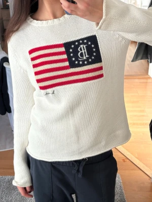 Vit stickad tröja med flaggmönster - Klassisk tröja från bondelid. Passar både S och M. Pris kan diskuteras!
