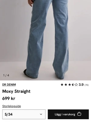 Moxy Straight ljusblå jeans från DR Denim - Moxy Straight jeans från DR Denim i en snygg ljusblå färg. Jeansen är helt nya, prislappen sitter kvar!
