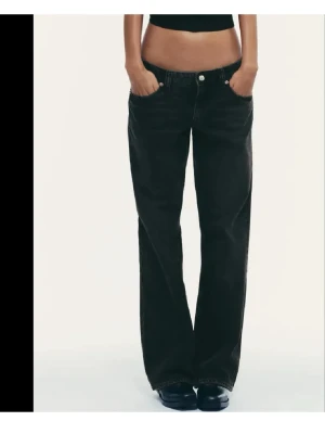 Svarta low waist wide jeans - Säljer ett par svarta jeans med låg midja och breda ben. Knappt använda i nyskick!