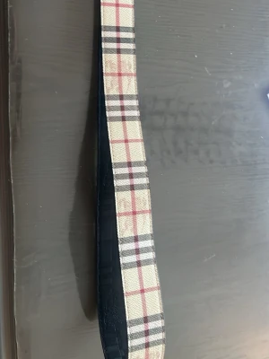 Burberrybälte - Bälte i längd 105cm passar alla annars kan man ta nya hål