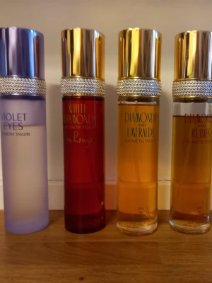 Elizabeth Taylor split💎 - Jag splittar mina Elizabeth Taylor parfymer I glasdekanter med spray ✨️Se lista bland bilderna vilka som finns och information om dofterna tryck på bilden för att se all text ✨️2 ml-20 kr, 3 ml-25 kr,5 ml-35kr,10 ml-55 kr✨️Skriv vilka du vill ha så lägger jag ut som ett nytt paket ✨️Obs säljer ej hela flaskan 