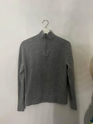 These Glory Days Merino  - THESE GLORY DAYS MERINO| | Storlek: M Skick: 9/10| Medföljer: inget| Frågor eller funderingar tveka inte på att höra av dig! 