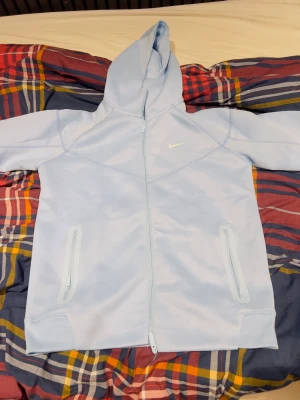 Nike Nocta Tech Fleece - Tröja och byxor som är i ny skick. Produkten har använts 1-2 gånger och passar perfekt till dom som har storlek s!