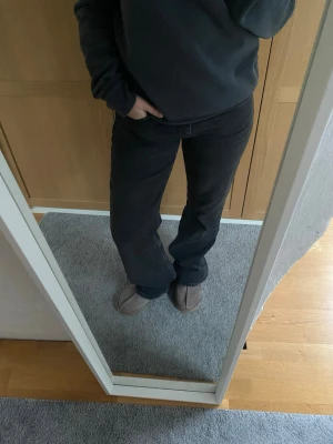 Svarta jeans från Zara - Säljer ett par svarta jeans från Zara 