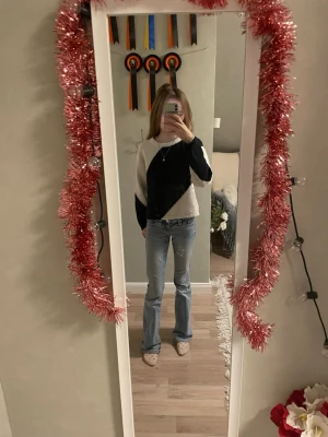 Blåtvit stickad tröja från Gina Tricot - Säljer en snygg stickad tröja från Gina Tricot i storlek 146/152. Tröjan har ett coolt diagonalt mönster i blått och vitt, rund hals och långa ärmar. Perfekt till höst och vinter när man vill vara både varm och stilren.