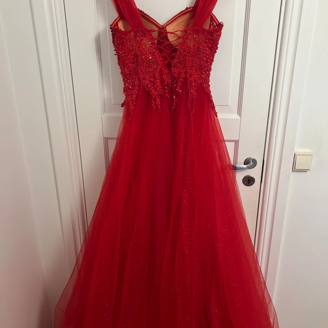 Röd glittrig balklänning med spets - 3