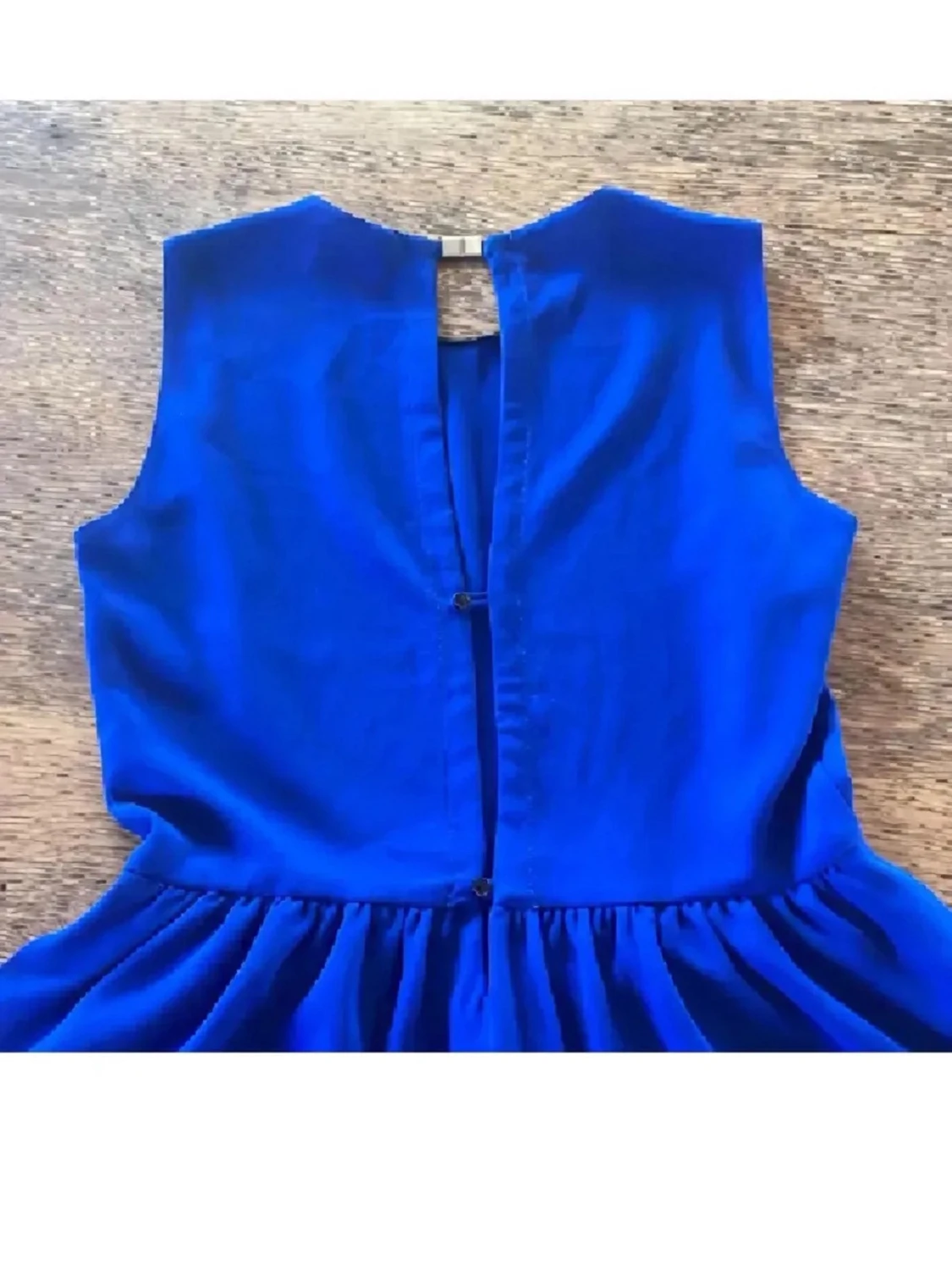 Kornblå ärmlös blus med volang - 2