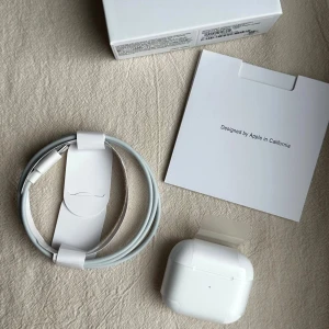 AirPods 3 Gen - helt nya  - Säljer ett par Apple AirPods (3:e generationen). De är helt nya och aldrig använda – kommer i originalförpackning med allt som ingick vid köp (laddningsetui, kabel och manual). Köpta inom EU, CE-märkta. Serienumret är delvis täckt på bilden för säkerhet, men kan visas privat vid behov. Skickas väl emballerade och spårbart via Plick. Finns redo att skickas direkt.