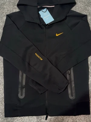 Ncta hoodie  - Ncta tröja, helt ny men passar inte mig, den är medium men passar mest smal, pris diskuteras 