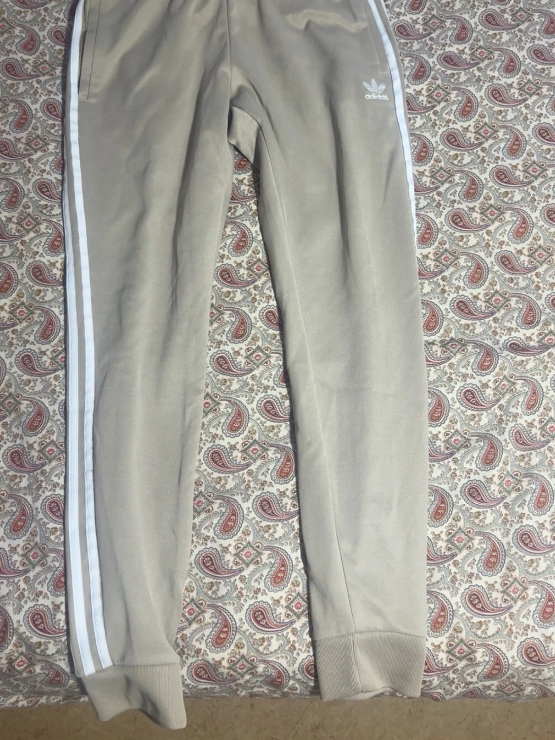 Beige mjukisbyxor från Adidas - 1