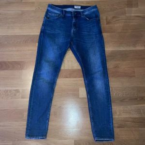 Tiger of Sweden Jeans - Säljer ett par jeans från Tiger of Sweden 31/30 modell Evolve, jeansen har inget tecken på slitningar och är som helt nya. Hör av dig vid minsta fundering!