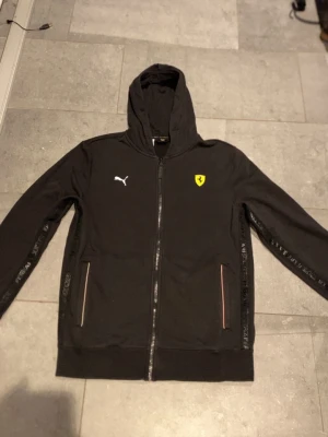 Ferrari x puma zip up hoodie  - Ferrari zip up hoodie, köpte för 1600 kronor men den passa inte mig, säljer den nu för 949 kronor, använd 1-2 gånger så där med i helt nytt skick. Pris kan diskuteras