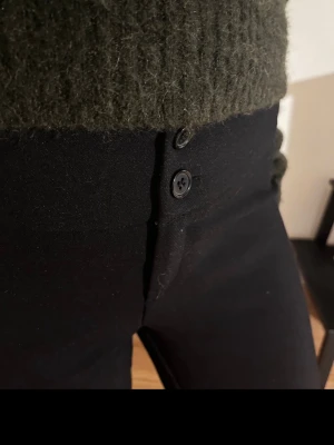 Nya svarta kostymbyxor XS - Svarta kostymbyxor med två knappar och dragkedja fram. Raka/lite bootcut, ALDRIG ANVÄNDA! Super lågmidjade❤️❤️