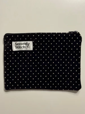 Handgjord necessär av second hand tyger - En handgjord necessär utav second hand tyger. Unik, hållbar och perfekt för att samla alla dina vardagsfavoriter i väskan. Fodrad och stängs med dragkedja. Endast ett unikt exemplar.                  Instagram: secondstitch.bymatilda 💕