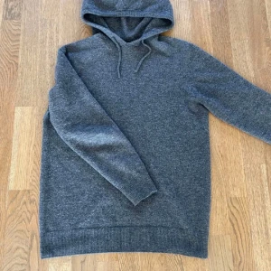 Merinoull hoodie - Säljer en stilren prisvärd Merinoull grå hoodie, aldrig använd bara testad, hör av dig om du har någon fråga! Storleken är mellan S/M