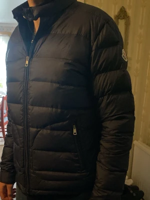 Moncler Acorus - Moncler Acorus i storlek 3 vilket motsvarar M/L givetvis äkta (inte en glansig modell) skick 8/10
