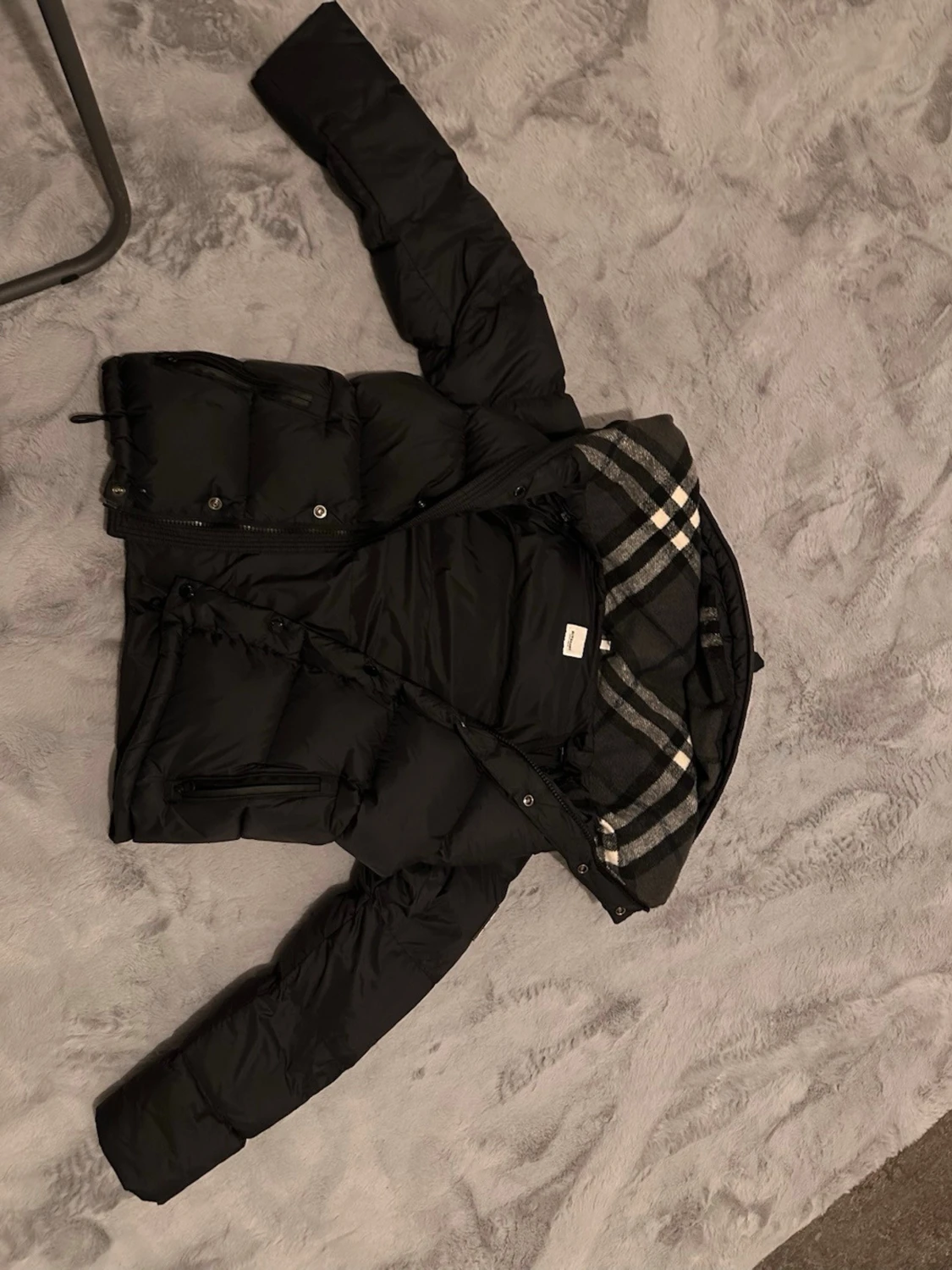 Svart Burberry pufferjacka med huva