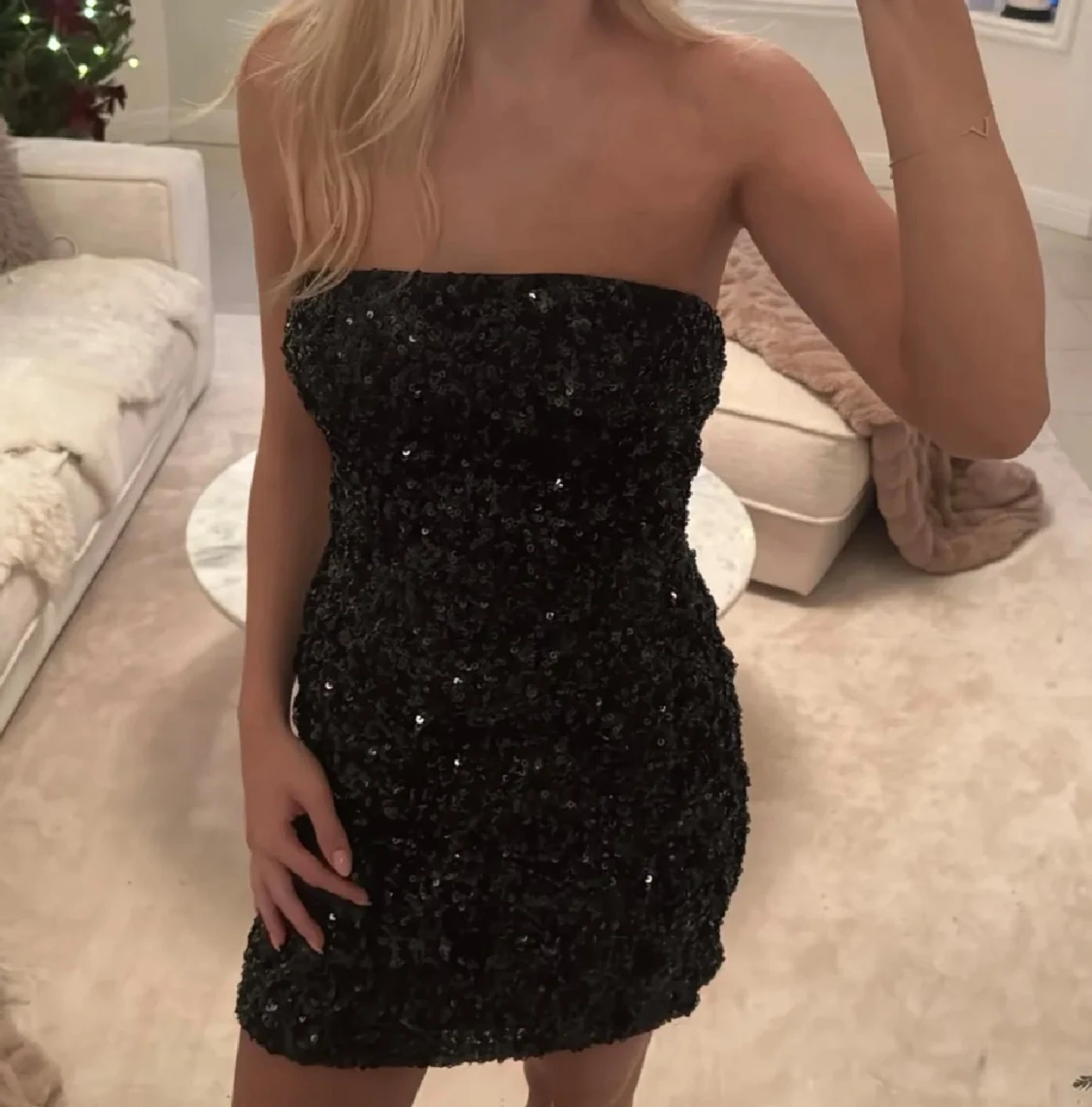 Svart glittrig tubklänning från Nelly - 1