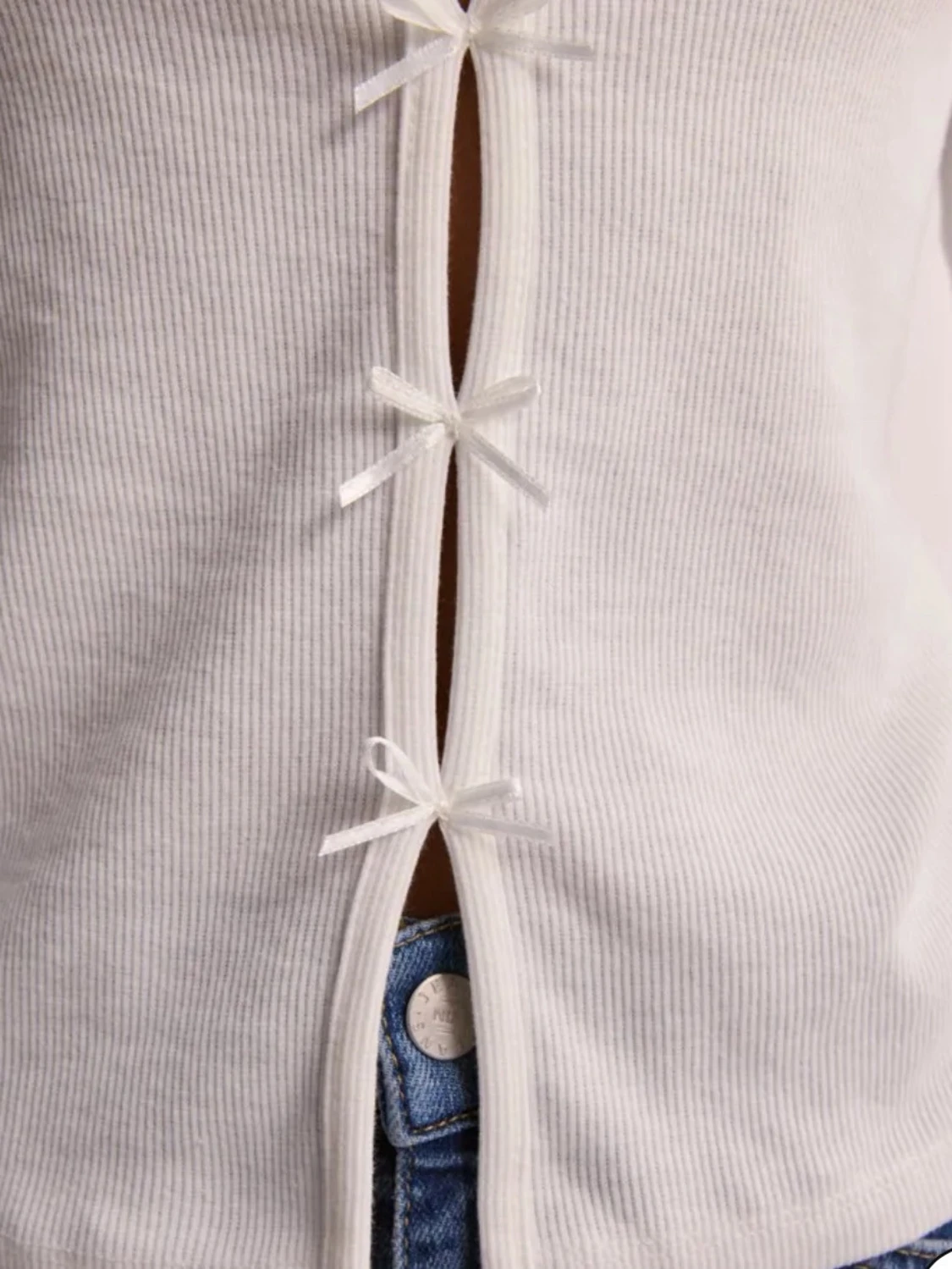 Vit topp med rosetter - 2