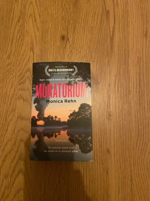 Moratorium - En spännande thriller om makt, mord och mörka familjehemligheter. Nominerad till årets deckardebut! Perfekt för dig som gillar nervkittlande berättelser och vill läsa om mysterier som utspelar sig under ytan. En bok som tar andan ur dig gång på gång.