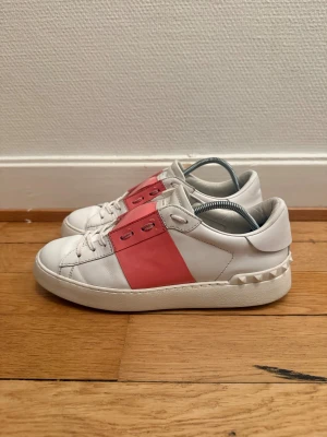 Valentino open sneakers  - Säljer nu dessa fina valentino skor | Fint skick | Storlek 40 | Kommer även med äkthetsbevis | Hör gärna av er vid frågor eller funderingar 