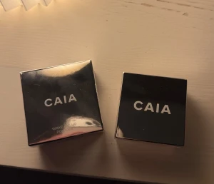 CAIA Wake Me Up Powder Rhubarb - Wake Me Up Powder från CAIA i färgen Rhubarb. Jag fick detta i deras kalender men de är inget som jag är i behov av. Detta är ett limited edition puder eftersom nyansen inte finns att köpa hos Caia. Nypris: 245 kr. 🤍