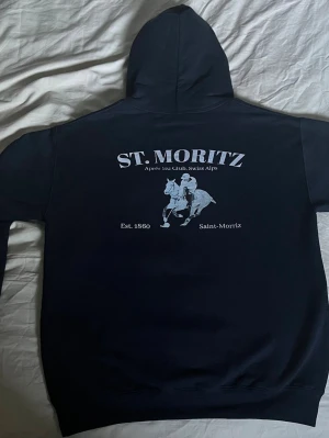 St.moritz hoodie - Riktigt skön hoodie ifrån saint-morriz anvånd 1 gång 