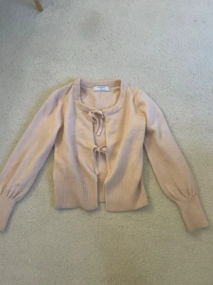 Rosa kofta med knyt  - Supersöt rosa kofta från Primark i storlek S. Koftan har två knyt framtill, ribbade muddar och en mjuk, stickad känsla. 