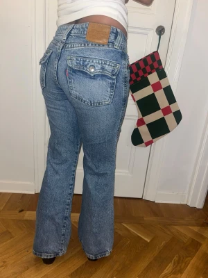 Ljusblå jeans Levis - Mycket bra skick, för små för mig. Bootcut