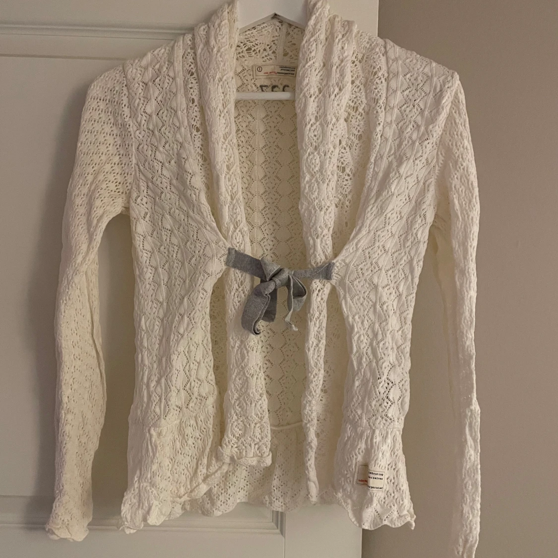 Vit kofta med rosett från Odd Molly