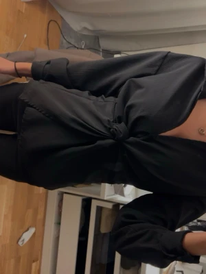 Svart omlott skjorta med knyt - Jättefin skjorta 💗.