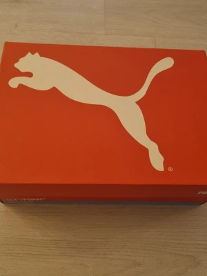 Svarta höga sneakers från Puma - Säljer ett par svarta höga sneakers från Puma med SoftFoam+ innersula för extra komfort. Skorna har snörning, rund tå och är fodrade med mjukt syntetmaterial för värme. Perfekta för dig som vill ha stil och funktion under kyliga dagar.