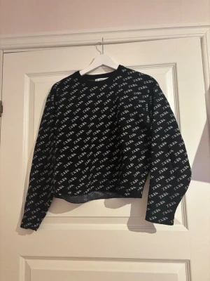 Svart tröja från Zara - Snygg tröja från Zara i storlek S. 