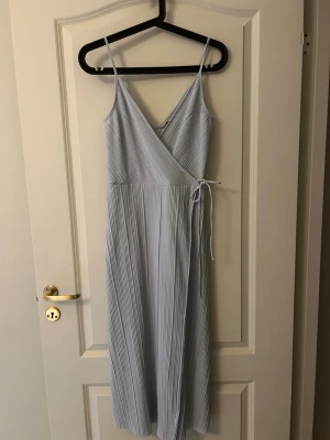 Ljusblå omlottklänning  H&M - Använd 1 gång. Som ny. Storlek S
