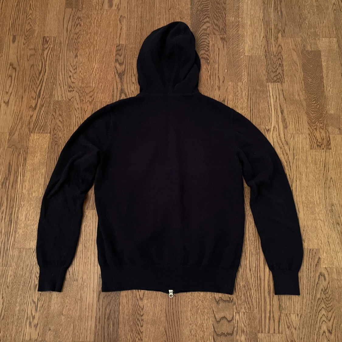 Mörkblå hoodie med dragkedja från Sayless - 1