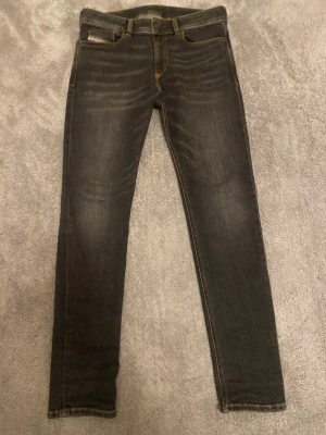 Diesel slim fit svarta jeans - Säljer nu dessa svarta Diesel jeans, skicket är 10/10 eftersom jag bara har användigt dom en gång jag köpte dem på zalando förra året nypris är 1745kr, storleken är w29 och l30 och passformen är slim fit (ni kan även se att de är äkta genom att scana qr-koden) om ni har några frågor är det bara att skriva!