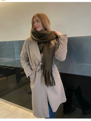  kappa med bälte - Helt ny aldrig använd lång kappa från Missay i färgen Taupe. Har bälte 