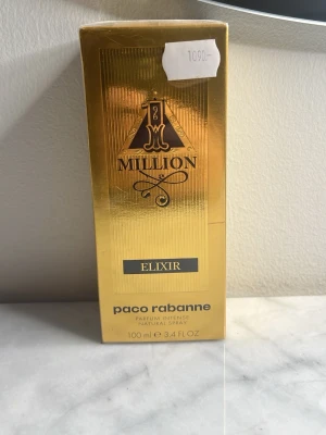 1 Million Elixir Parfum 100ml - 1 Million Elixir från Paco Rabanne, 100 ml. Tillverkad i Frankrike med vegansk och medveten formula. Ingredienser: alkohol denat., parfym, aqua, limonene, linalool, citral, eugenol m.fl. Parfymen är intensiv och mycket långvarig. Fick som present men vill inte ha den. Parfymen är oöppnad. Tveka inte att fråga!
