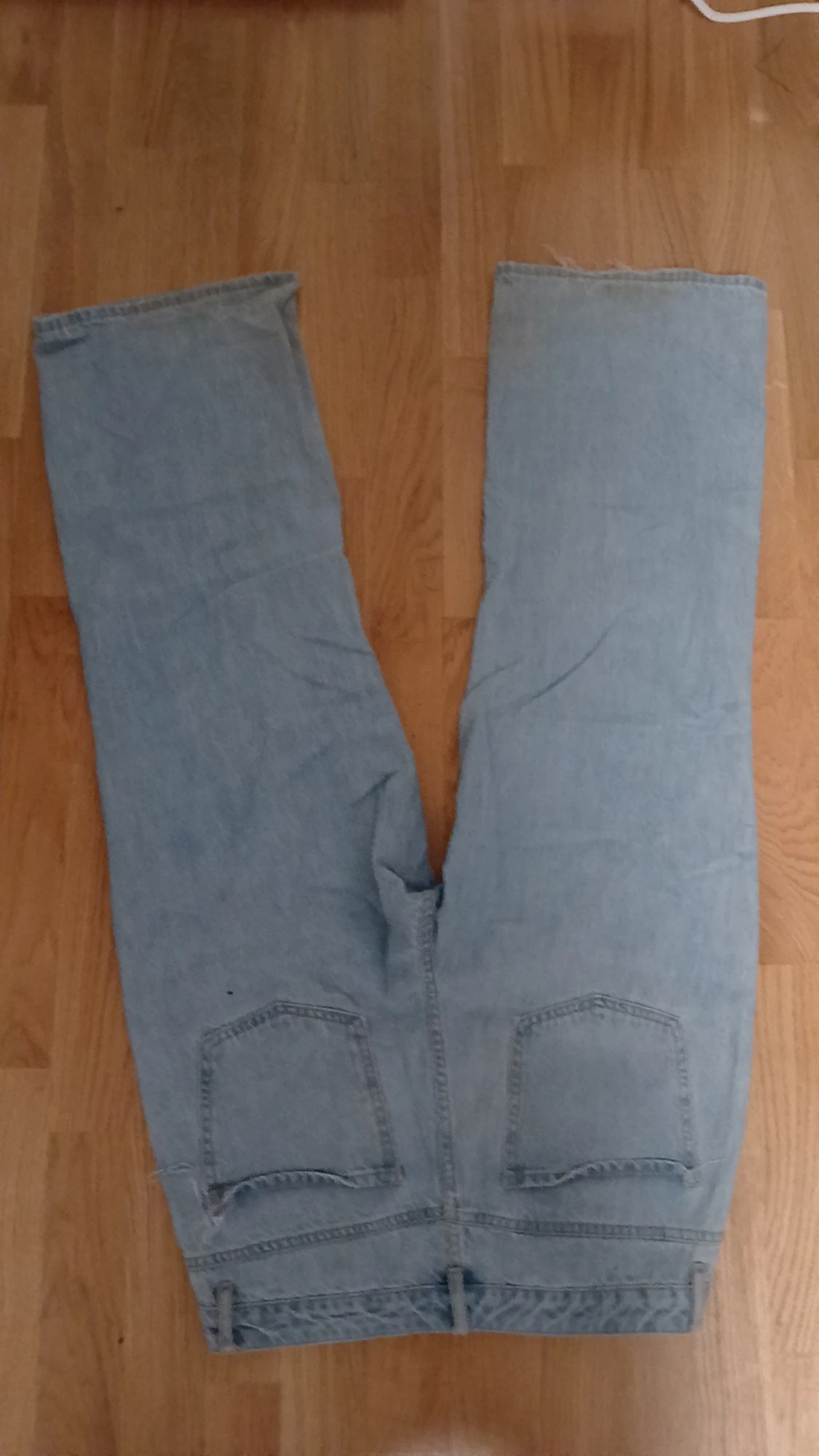 Ljusblå wide jeans med trasig ficka - 1