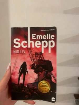 Nio liv - En spännande kriminalroman om gängkriminalitet och mörka hemligheter. Perfekt för dig som gillar nervkittlande berättelser och vill följa utredaren Jana Berzelius i jakten på sanningen. Vinnare av Årets Deckarförfattare tre år i rad!