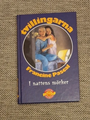 Tvillingarna från sweet valley - I nattens mörker - Följ tvillingarna Elisabeth och Jessica när de tar sig an ett mystiskt barnvaktsjobb i ett gammalt hus där det sägs spöka. Perfekt för dig som gillar spänning, vänskap och lite skräck! Första delen i en rysarserie som garanterat håller dig vaken om nätterna.