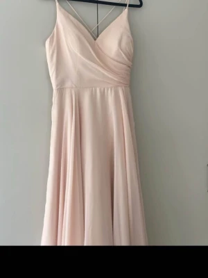 Balklänning  - Säljer en superfin balklänning i färgen Nude/rosa, strl 38 över byst men går att anpassa resten med banden. Färgen ser ni på första bilderna och modellen ser ni på ”modellen”🌸 (Ordpris 3400kr)